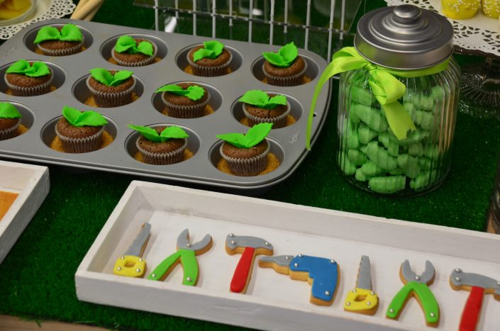 Sweet Table thème "jardin" par Studio Candy - cupcakes en forme de petites plantes et sablés décorés outils de bricolage