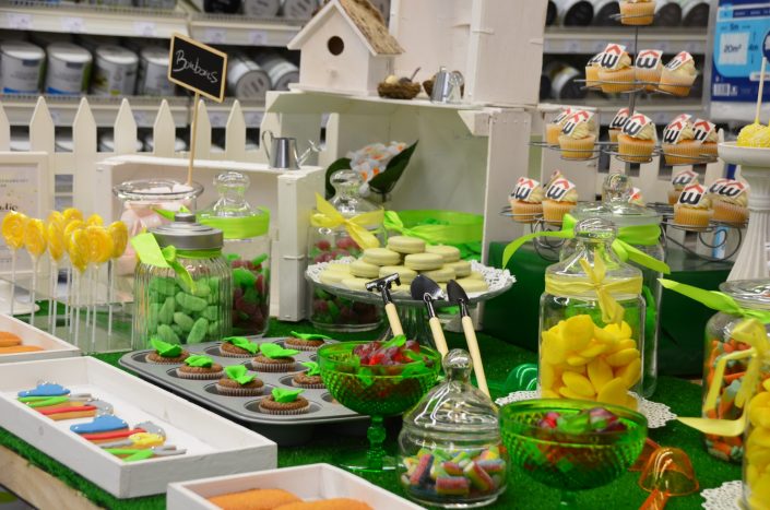 Sweet Table thème "jardin" par Studio Candy - cupcakes avec le logo Weldom