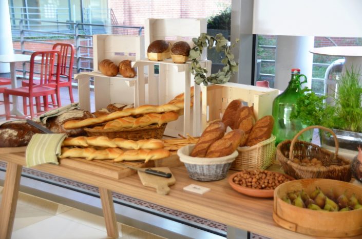 Table réalisée et décorée par Studio Candy pour Boursin - Bar à pains