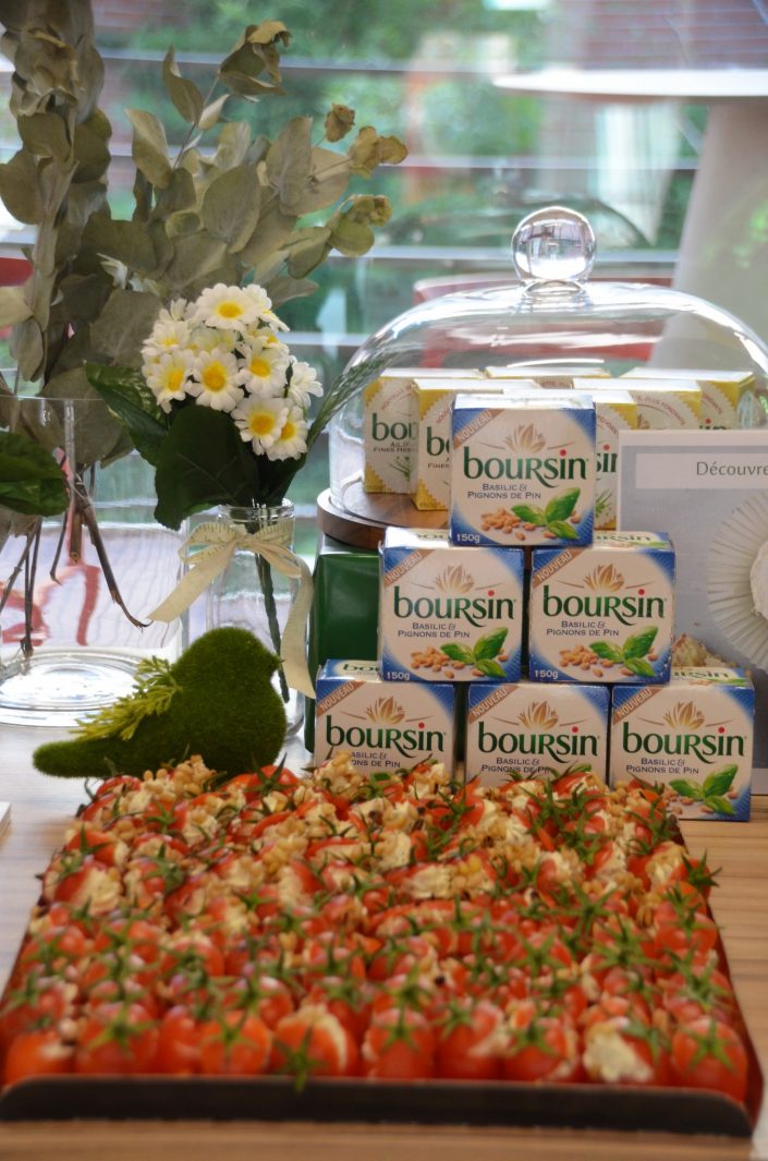 Table réalisée et décorée par Studio Candy pour Boursin - Recette de tomates cerises garnies de Boursin basilic et pignons de pin