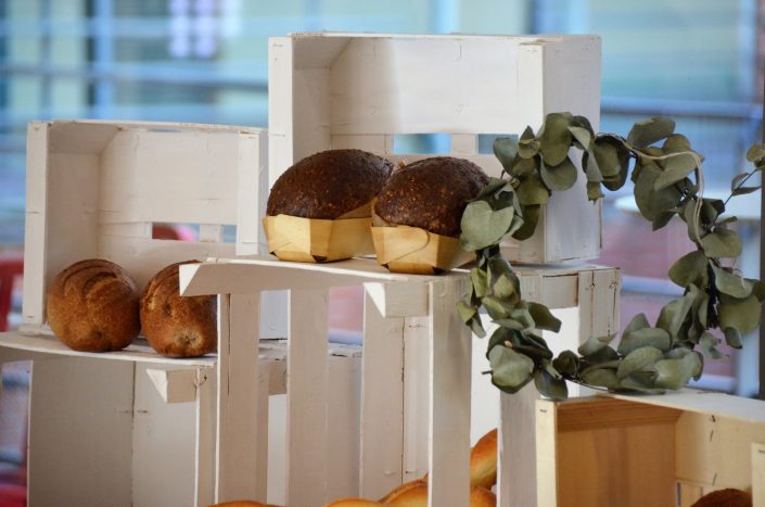 Table réalisée et décorée par Studio Candy pour Boursin - Pains spéciaux et couronne d'eucalyptus