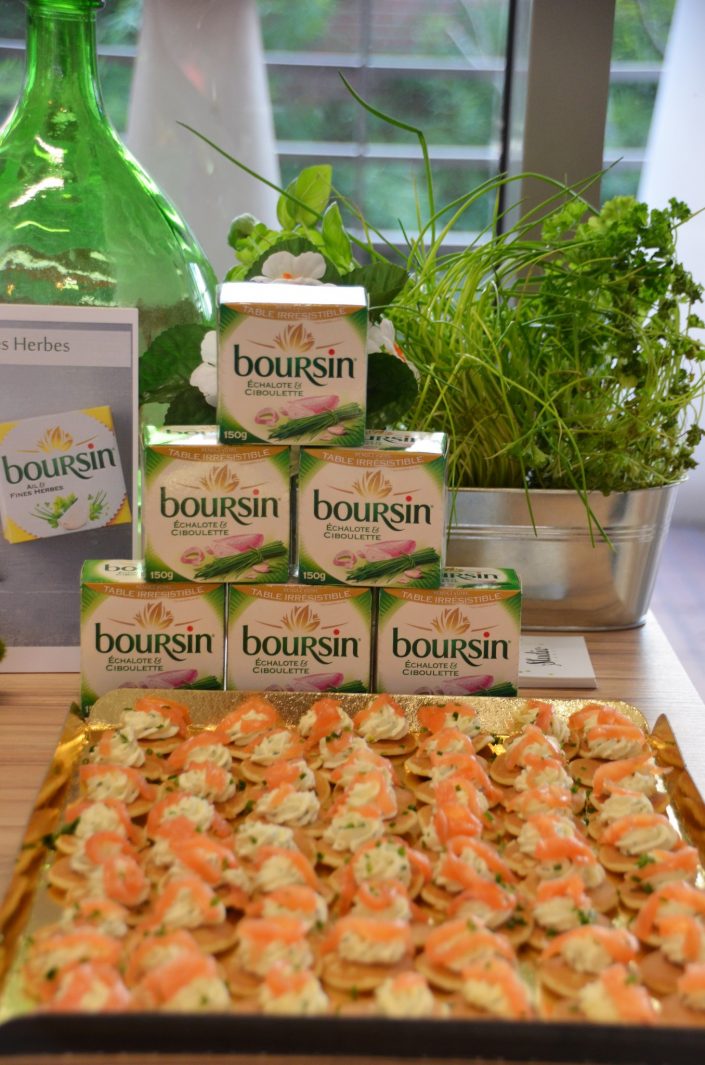 Table réalisée et décorée par Studio Candy pour Boursin - Petites bouchées de blinis au saumon fumé et Boursin échalote et ciboulette