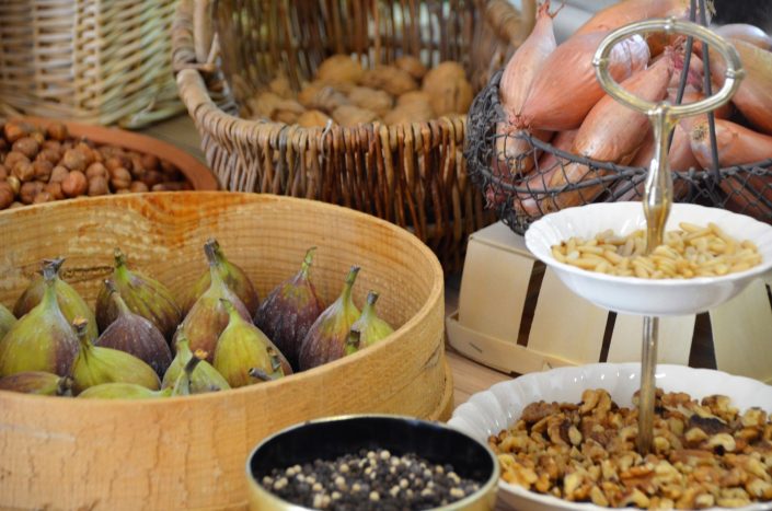 Table réalisée et décorée par Studio Candy pour Boursin - Figues fraîches, pignons de pin et ail