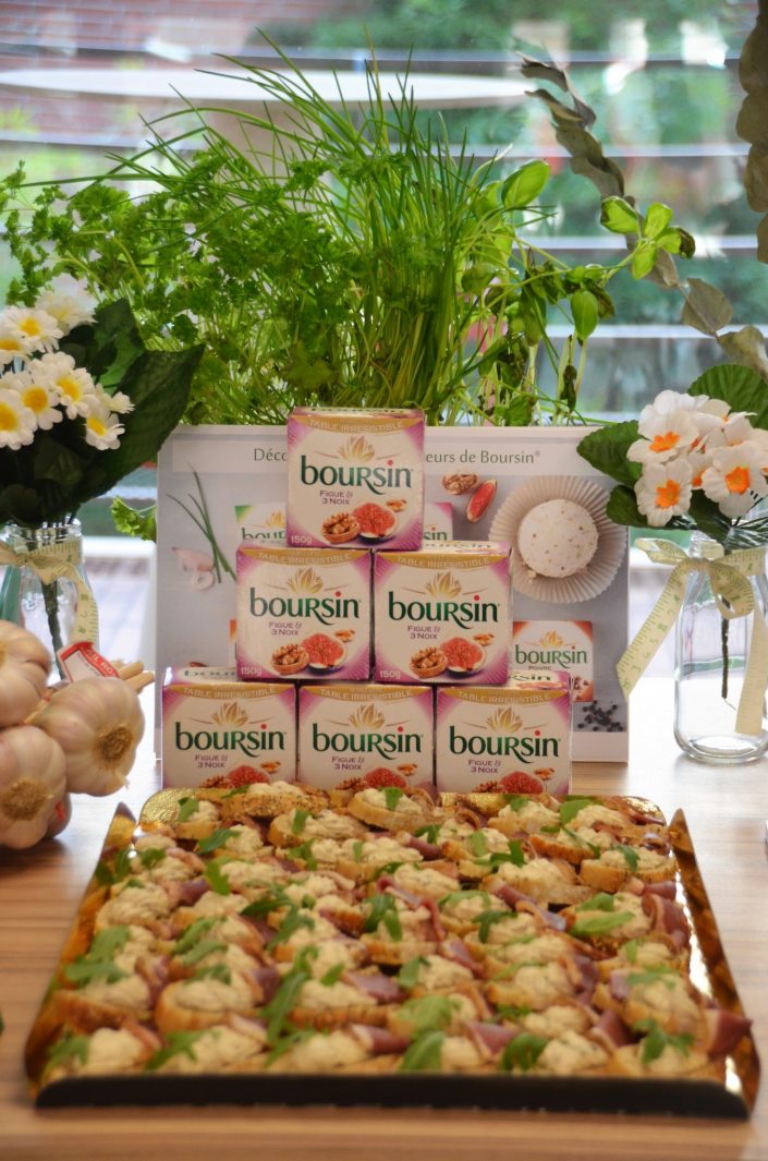 Table réalisée et décorée par Studio Candy pour Boursin - Petites bruschettas au Boursin figue et 3 noix