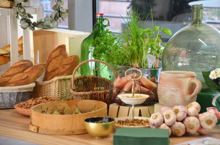 Table réalisée et décorée par Studio Candy pour Boursin - Eléments de décoration comme des paniers, des bonbonnes vintage, ail, échalotes et figues fraîches