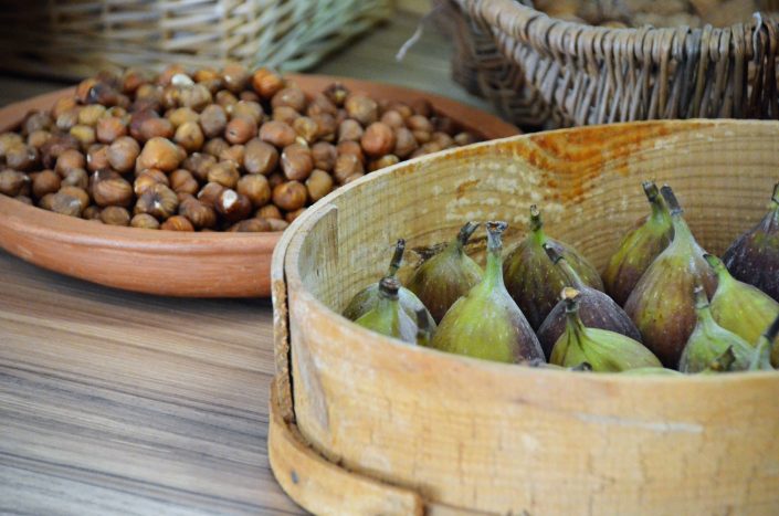 Table réalisée et décorée par Studio Candy pour Boursin - Figues fraîches et noisettes