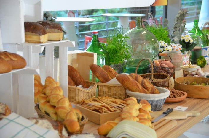 Table réalisée et décorée par Studio Candy pour Boursin - bar a pains