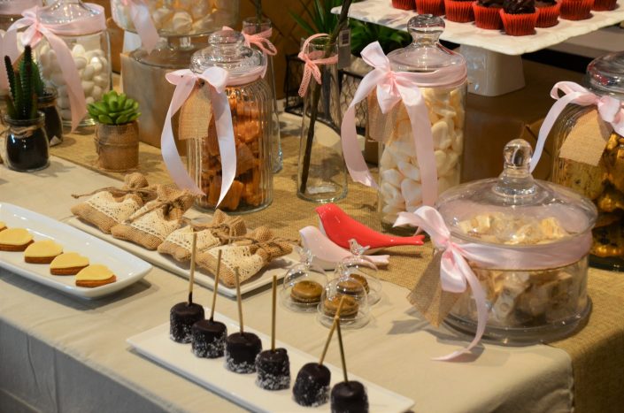 Candy Bar bohème chic par Studio Candy - Cookies, dragibus, meringues et bonbons dans de jolies bonbonnières