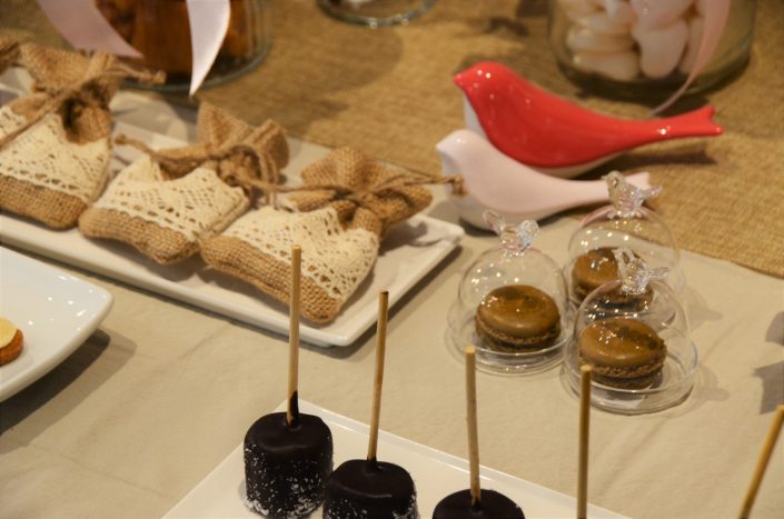 Candy Bar bohème chic par Studio Candy - Macarons chocolat et petits pochons chics