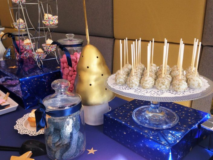 Family Day chez L'Oréal pour 500 enfants par Studio Candy - cake pops dorés au chocolat, bonbonnière et champignon doré
