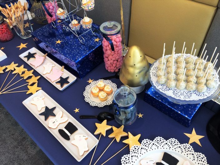 Family Day chez L'Oréal pour 500 enfants par Studio Candy - sablés décorés chapeau de magicien, lapin, licorne, cake pops dorés et bonbonnières