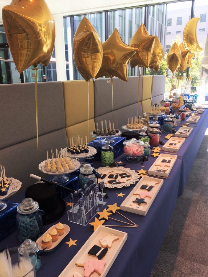 Family Day chez L'Oréal pour 500 enfants par Studio Candy - la longue table décorée sur le thème de la magie avec ses ballons étoiles dorés