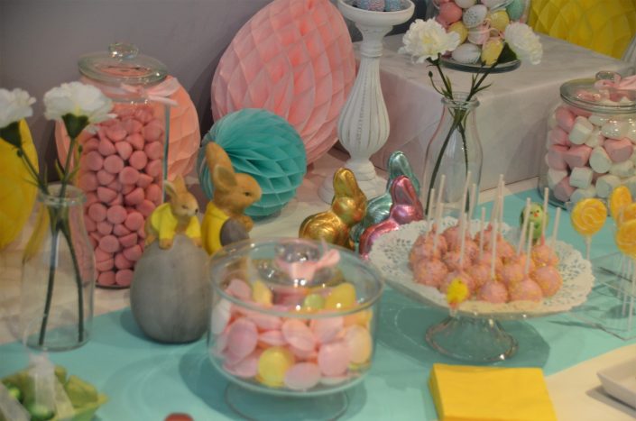 Table de Pâques réalisée par Studio Candy pour pour Estée Lauder - Décoration pastel, lapins en chocolat, sablés décorés, cake pops bleus