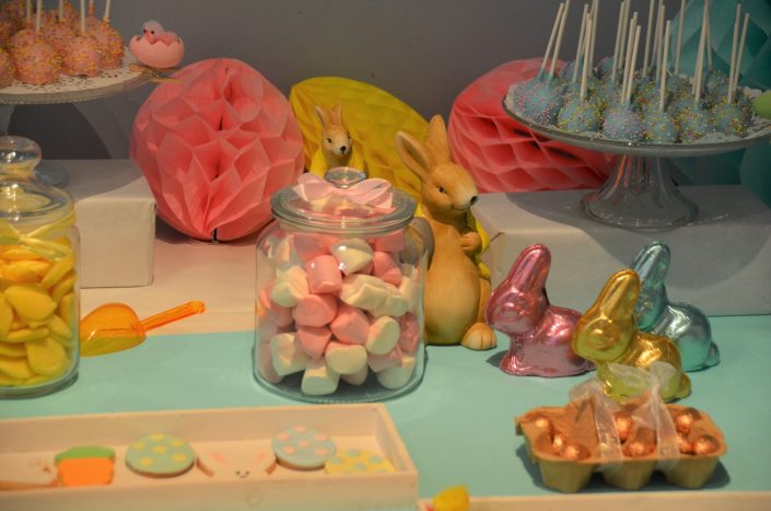 Table de Pâques réalisée par Studio Candy pour pour Estée Lauder - Décoration pastel, lapins en chocolat, sablés décorés, cake pops bleus