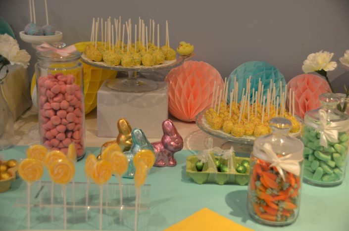 Table de Pâques réalisée par Studio Candy pour pour Estée Lauder - Décoration pastel, lapins en chocolat, sablés décorés, bonbons carottes, cake pops jaunes