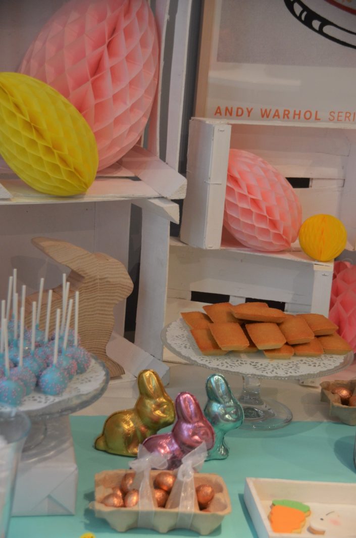 Table de Pâques réalisée par Studio Candy pour pour Estée Lauder - Décoration pastel, lapins en chocolat, sablés décorés, bonbons
