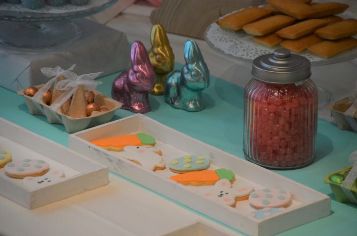 Table de Pâques réalisée par Studio Candy pour pour Estée Lauder - Décoration pastel, lapins en chocolat, sablés décorés, bonbons