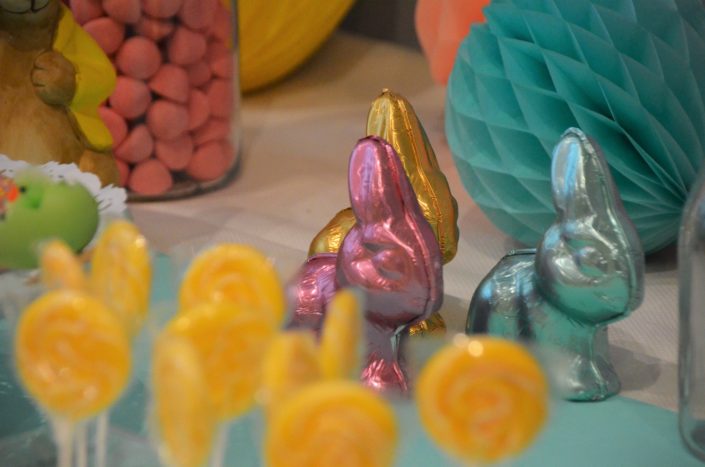 Table de Pâques réalisée par Studio Candy pour pour Estée Lauder - Décoration pastel, lapins en chocolat