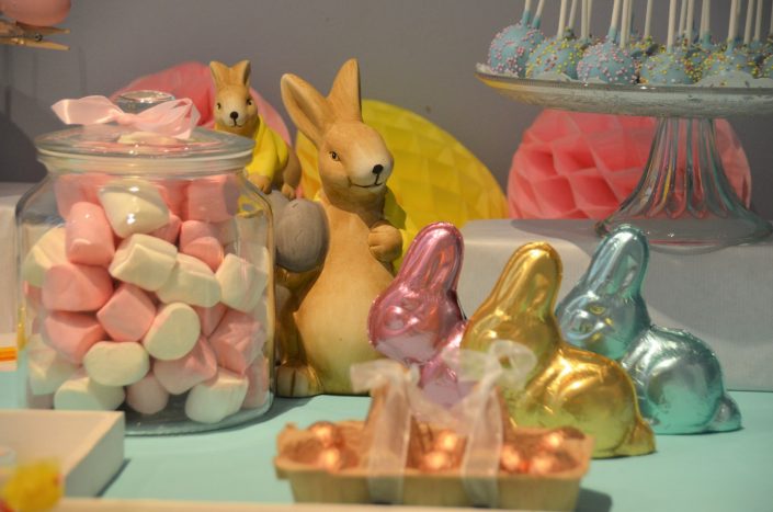 Table de Pâques réalisée par Studio Candy pour pour Estée Lauder - Décoration pastel, lapins en chocolat et chamallows