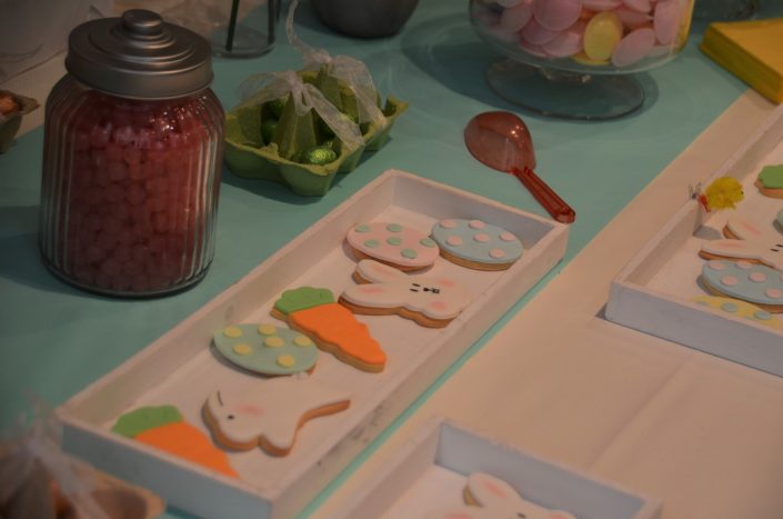 Table de Pâques réalisée par Studio Candy pour pour Estée Lauder - Sablés décorés carotte, lapin, oeuf