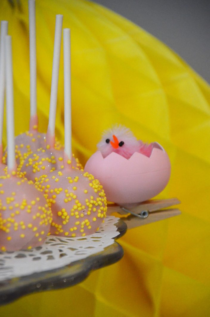 Table de Pâques réalisée par Studio Candy pour pour Estée Lauder - cake pops roses et petit poussin