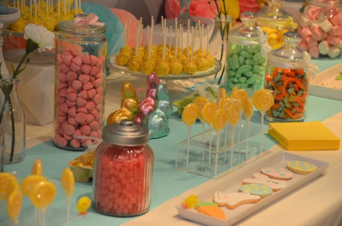 Table de Pâques réalisée par Studio Candy pour pour Estée Lauder - Sablés décorés lapin, carotte et oeuf, sucettes vintage, bonbons