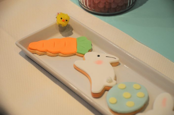 Table de Pâques réalisée par Studio Candy pour pour Estée Lauder - Sablés décorés lapin, carotte et oeuf