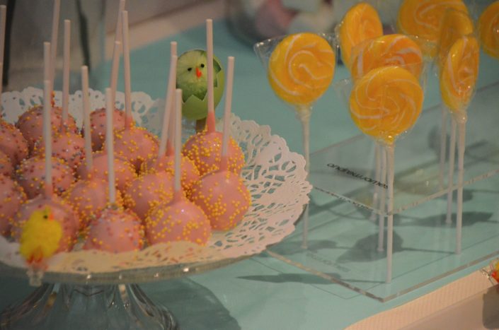 Table de Pâques réalisée par Studio Candy pour pour Estée Lauder - Cake pops roses