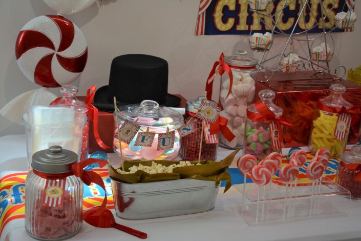 Candy Bar Circus / fête foraine pour Dulux Valentine - bonbonnières, pop corn, sucettes, chapeau de magicien et bonbon géant