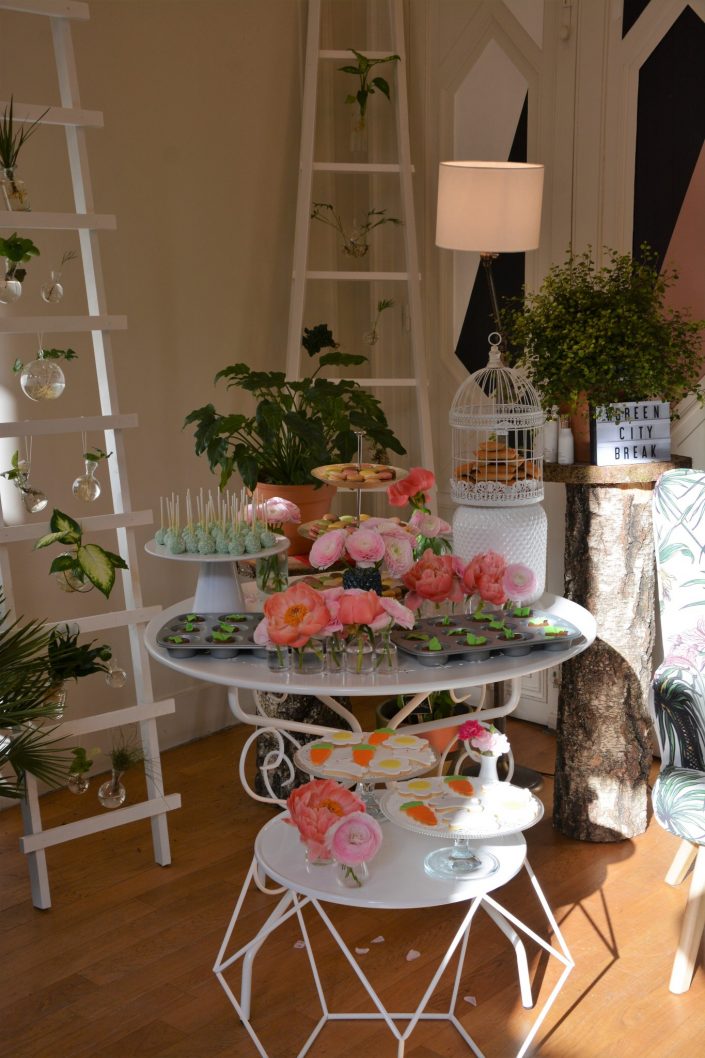 Table thème nature pour Au Féminin par Studio Candy - desserts au milieu des pivoines, financiers en cage, mini cupcakes plantes et cake pops pastels