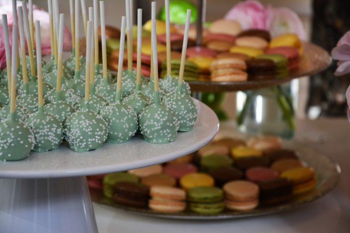 Table thème nature pour Au Féminin par Studio Candy - desserts au milieu des pivoines, cake pops vert d'eau, macarons