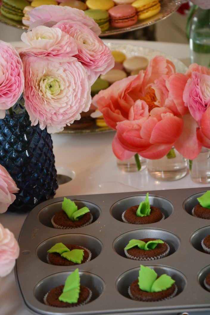 Table thème nature pour Au Féminin par Studio Candy - desserts au milieu des pivoines, mini cupcakes plantes