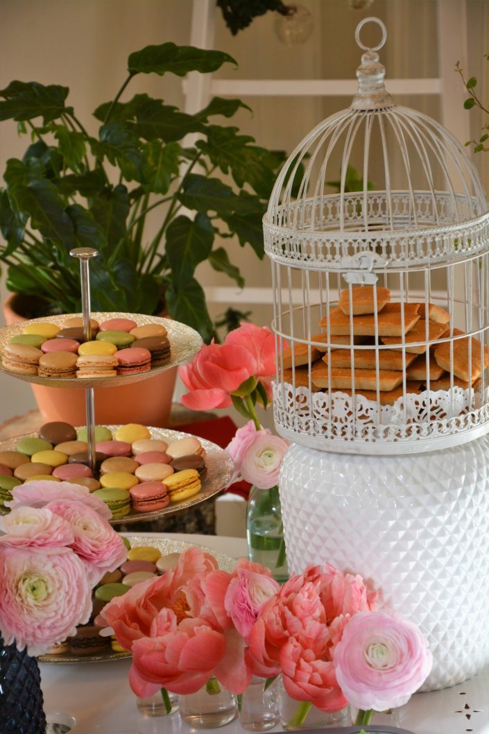 Table thème nature pour Au Féminin par Studio Candy - desserts au milieu des pivoines, financiers en cage, mini cupcakes plantes et cake pops pastels