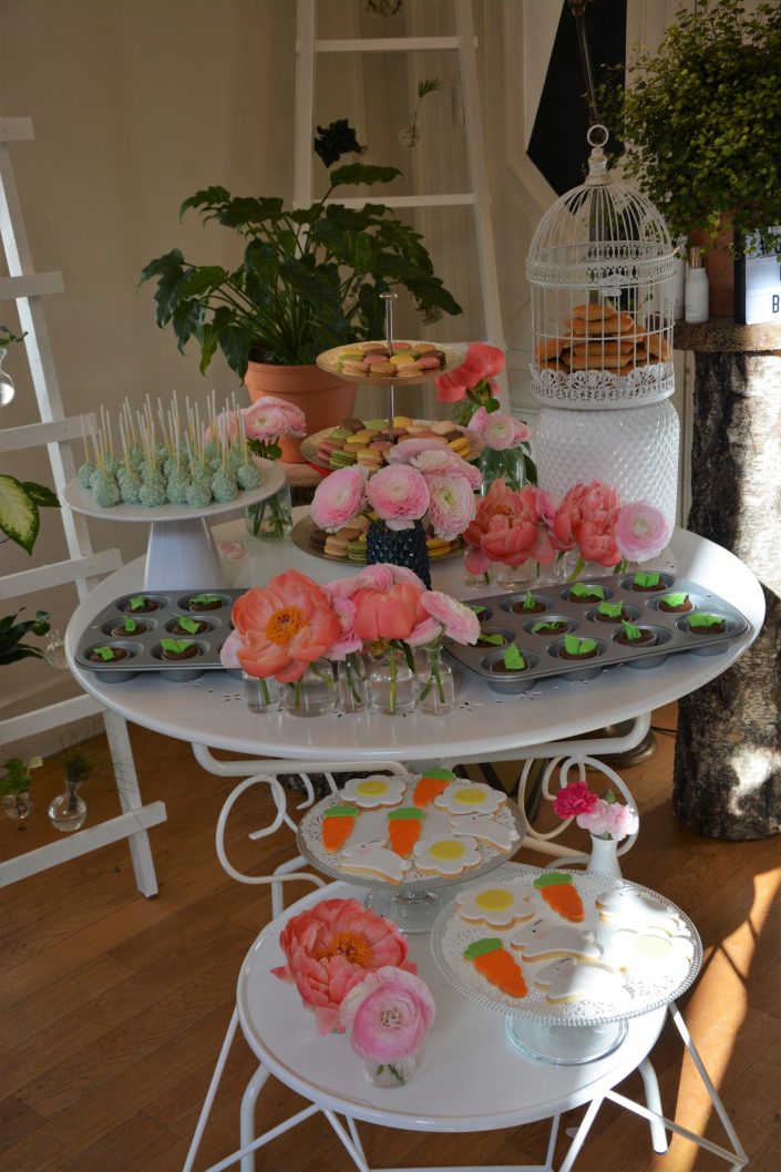 Table thème nature pour Au Féminin par Studio Candy - desserts au milieu des pivoines, financiers en cage, mini cupcakes plantes et cake pops pastels