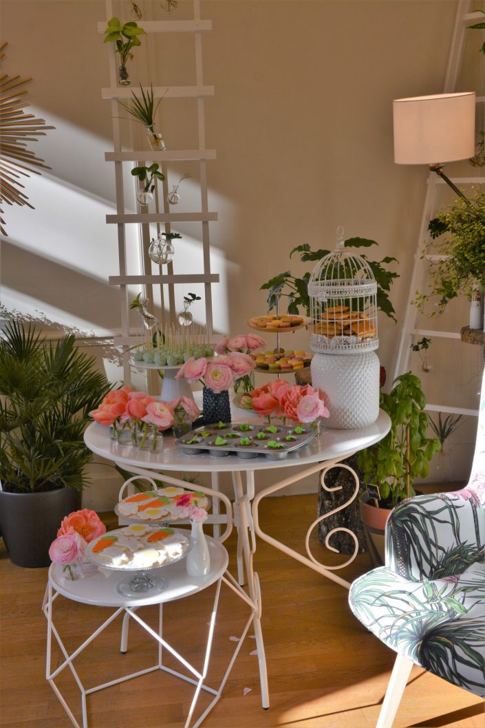 Table thème nature pour Au Féminin par Studio Candy - desserts au milieu des pivoines, financiers en cage, mini cupcakes plantes et cake pops pastels