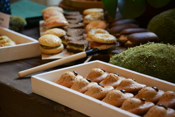Table thème nature pour Au Féminin par Studio Candy - petits sandwiches et mini outils de jardin, madeleines salée