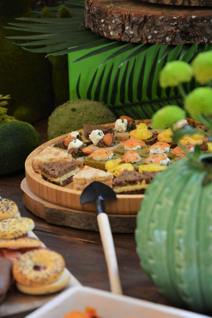Table thème nature pour Au Féminin par Studio Candy - petits sandwiches et mini outils de jardin