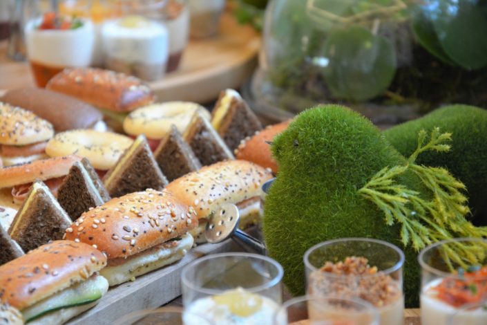 Table thème nature pour Au Féminin par Studio Candy - oiseau en mousse, mini verrines, petits sandwiches