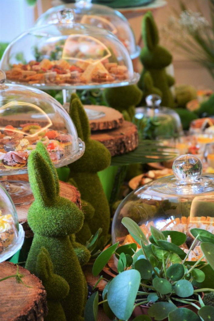 Table thème nature pour Au Féminin par Studio Candy - lapins en mousse, cloches en verre