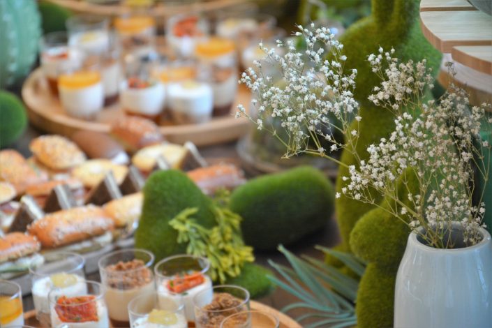 Table thème nature pour Au Féminin par Studio Candy - soliflore, mini verrines et petits sandwiches