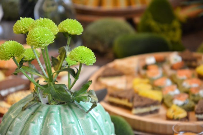 Table thème nature pour Au Féminin par Studio Candy - vase cactus