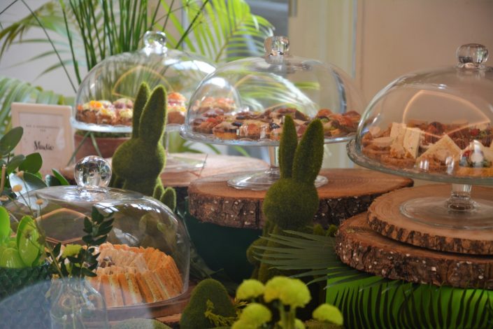 Table thème nature pour Au Féminin par Studio Candy - lapins en mousse, cloches en verre, feuilles tropicales, rondins de bois