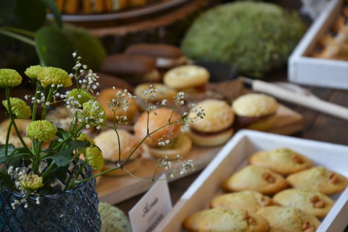 Table thème nature pour Au Féminin par Studio Candy - joli vase, madeleines salées, mini sandwiches