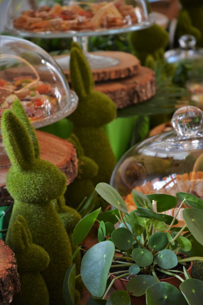 Table thème nature pour Au Féminin par Studio Candy - cloches en verre, mini sandwiches, lapins en mousse, rondins de bois