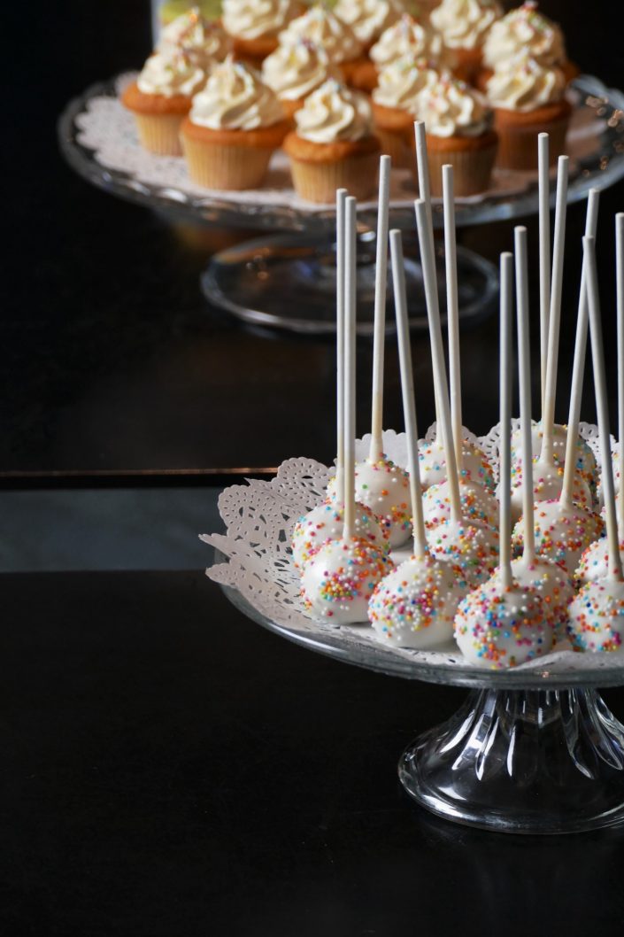 cake pops au chocolat et cupcakes par Studio Candy chez Dentsu