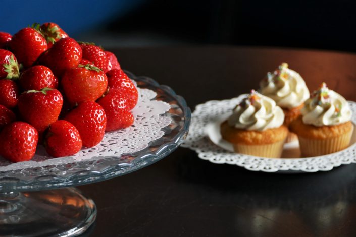 fraises fraîches et cupcakes par Studio Candy chez Dentsu