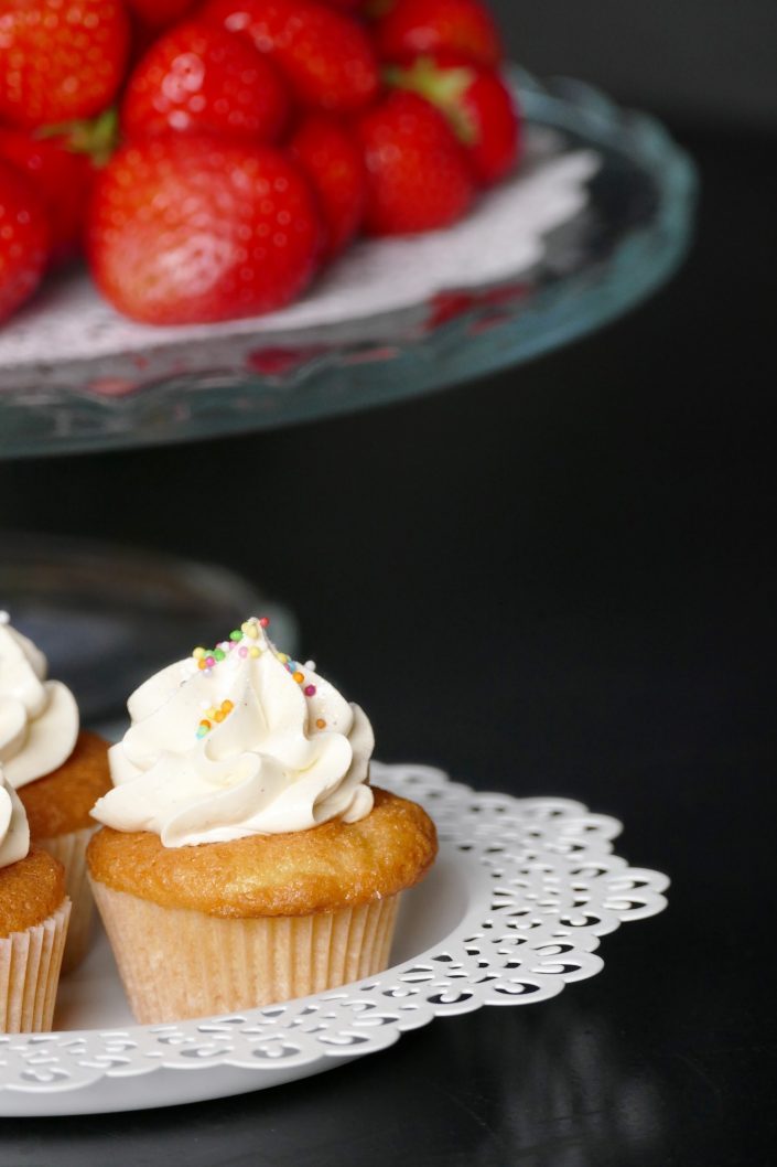 cupcakes et fraises fraîches par Studio Candy chez Dentsu