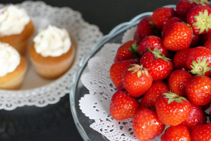 cupcakes multicolores et fraise fraiches par Studio Candy chez Dentsu