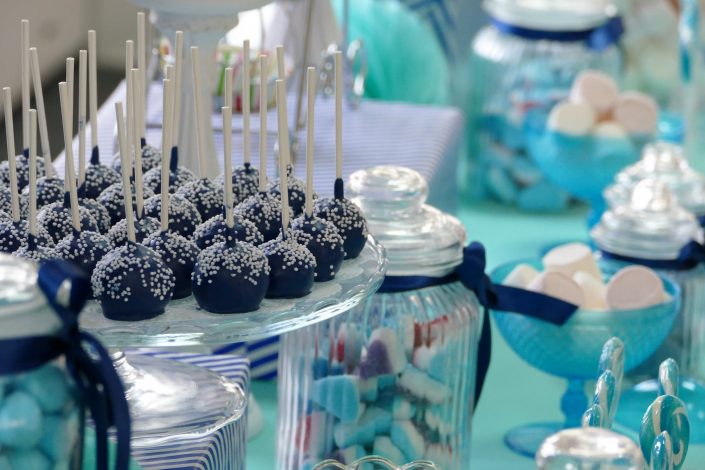 Kids Day pour Alcon par Studio Candy - Candy Bar bleu et blanc - cake pops bleu marine, bonbonnières
