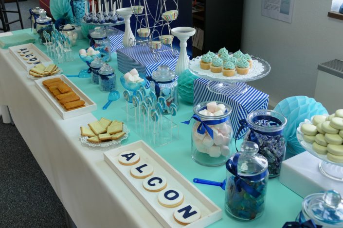 Kids Day pour Alcon par Studio Candy - Candy Bar bleu et blanc - cupcakes bleu ciel, coeur Nutella et crème vanille, sables personnalises, financiers amande, sucettes vintage, chamallows, bonbons